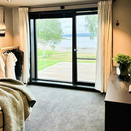 度假居 Modern By The In Kvelia Holand