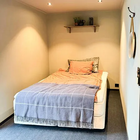 Modern By The In Kvelia 度假居 Holand